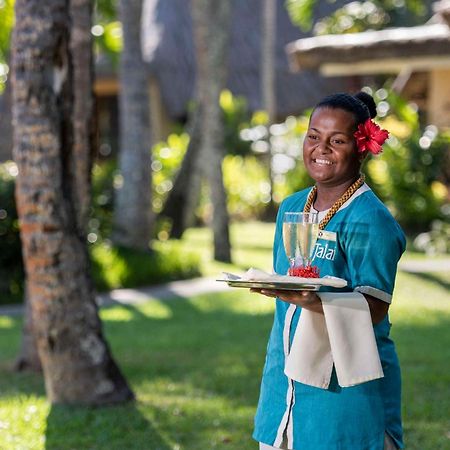 Outrigger Fiji Beach Resort Korotogo Exteriér fotografie A hotel staff in Mauritius