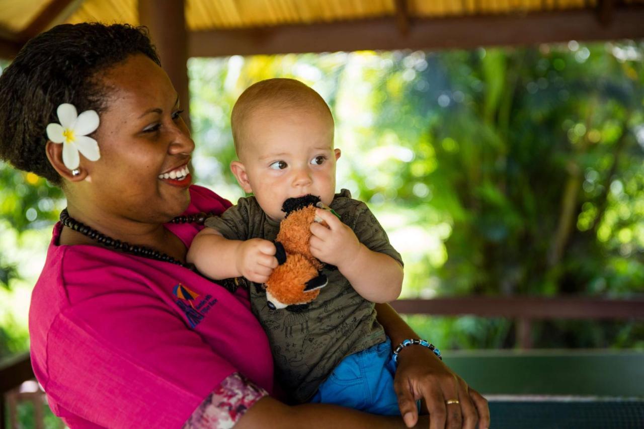 Outrigger Fiji Beach Resort Korotogo Exteriér fotografie A mother and child in the Marshall Islands