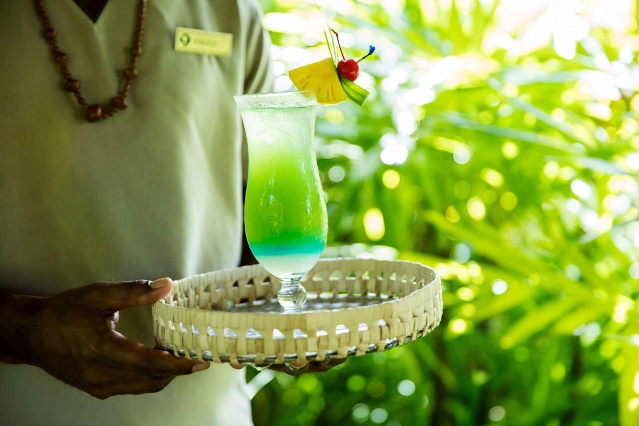Outrigger Fiji Beach Resort Korotogo Exteriér fotografie A server holding a tray