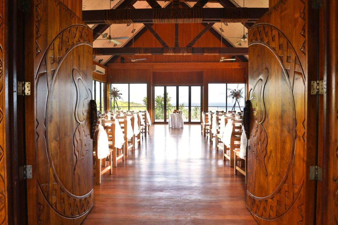 Outrigger Fiji Beach Resort Korotogo Exteriér fotografie The interior of the church