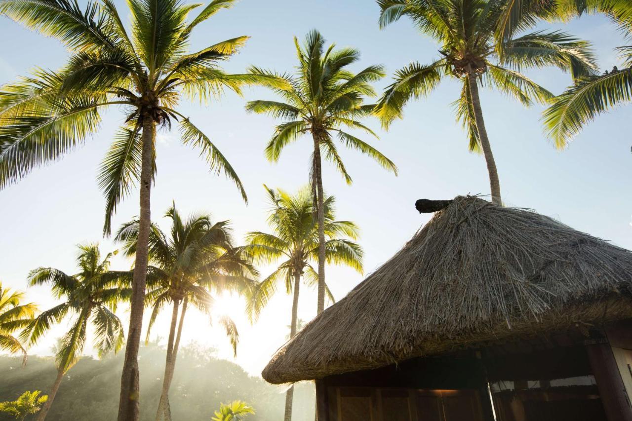 Outrigger Fiji Beach Resort Korotogo Exteriér fotografie A hut in the village of Avatele