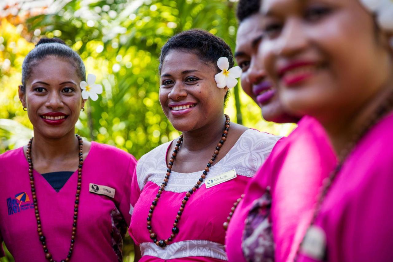 Outrigger Fiji Beach Resort Korotogo Exteriér fotografie A group of Dominican women