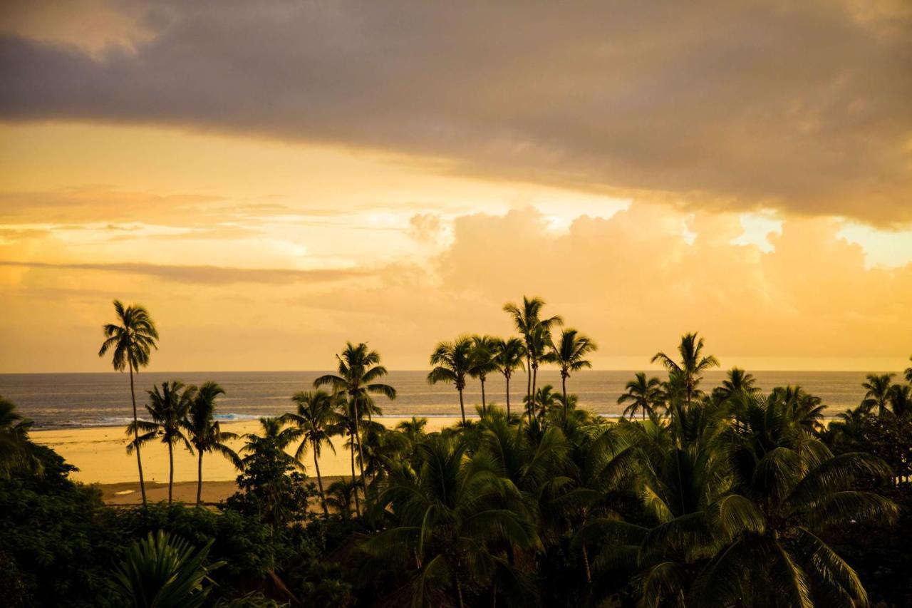 Outrigger Fiji Beach Resort Korotogo Exteriér fotografie Sunset at the beach