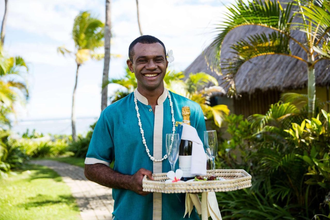 Outrigger Fiji Beach Resort Korotogo Exteriér fotografie A hotel butler in the Maldives
