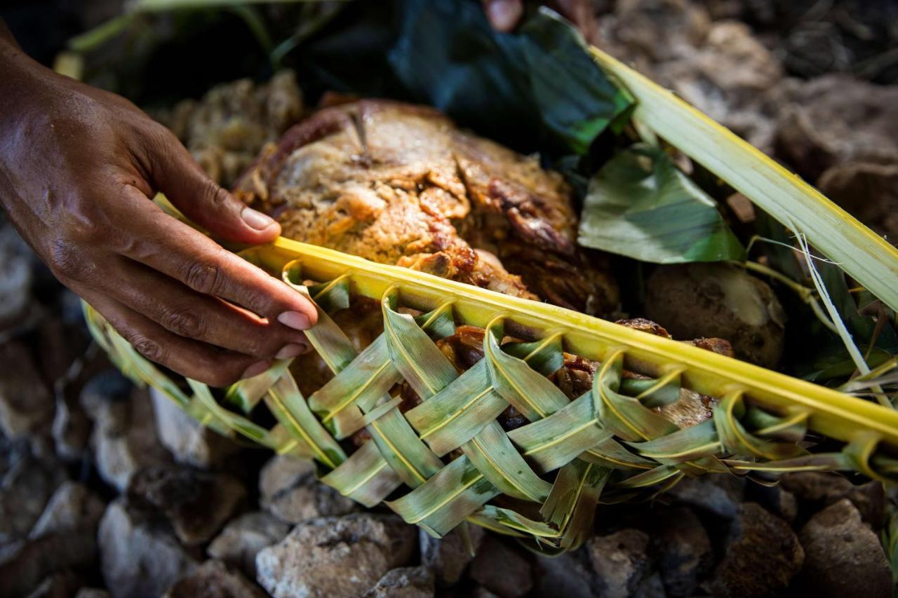 Outrigger Fiji Beach Resort Korotogo Exteriér fotografie Kava being prepared in Fiji