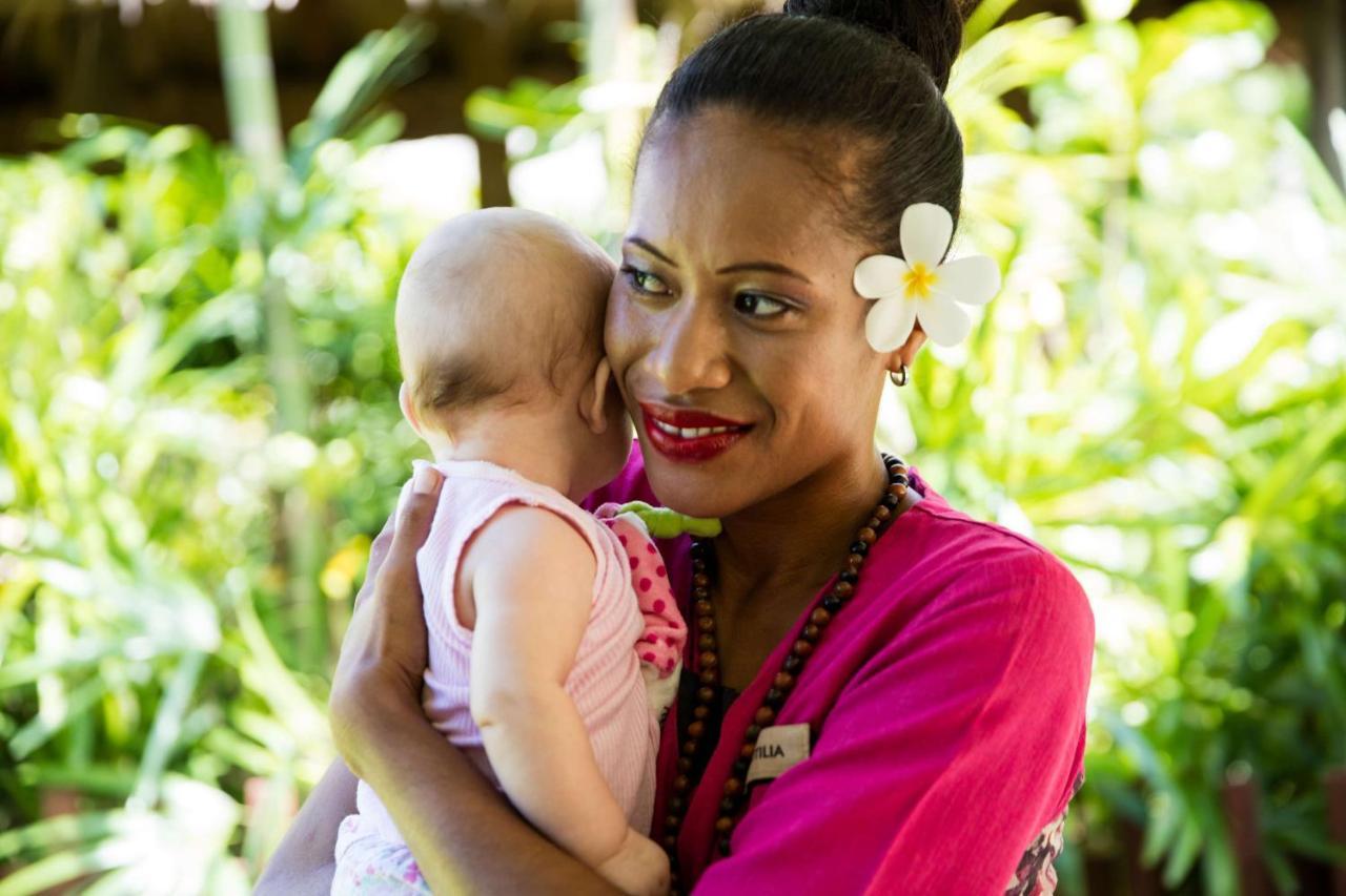 Outrigger Fiji Beach Resort Korotogo Exteriér fotografie A mother and child in Samoa
