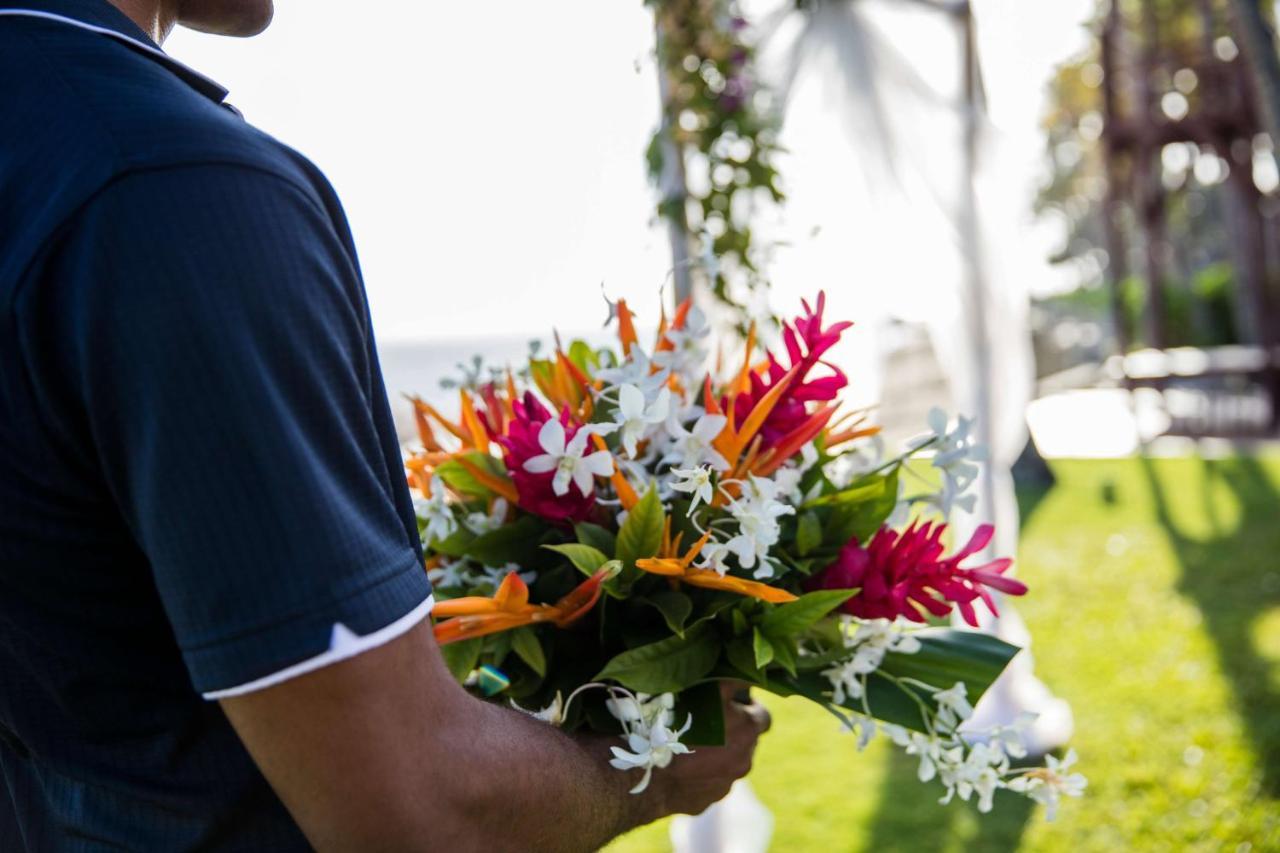 Outrigger Fiji Beach Resort Korotogo Exteriér fotografie A bouquet of tropical flowers