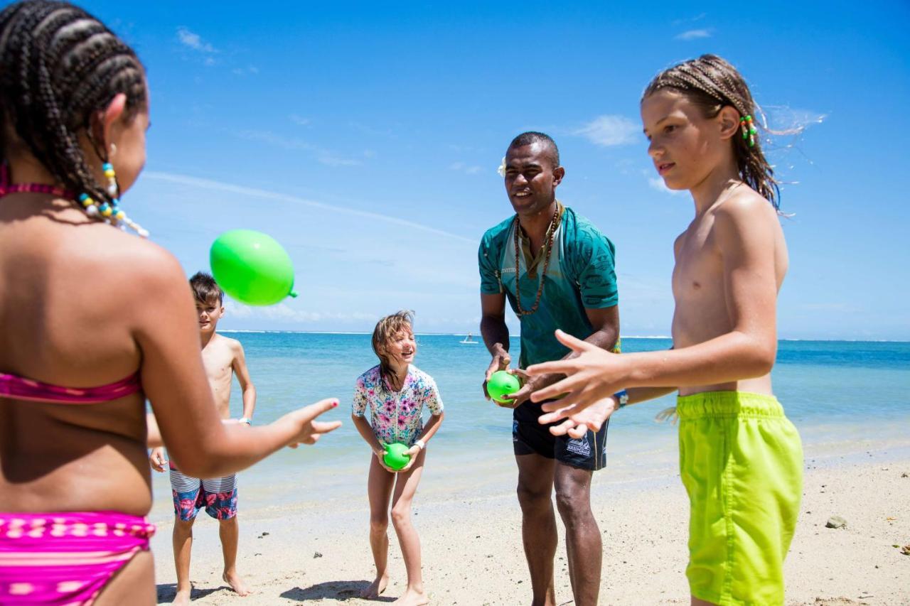 Outrigger Fiji Beach Resort Korotogo Exteriér fotografie Children playing with beach balls