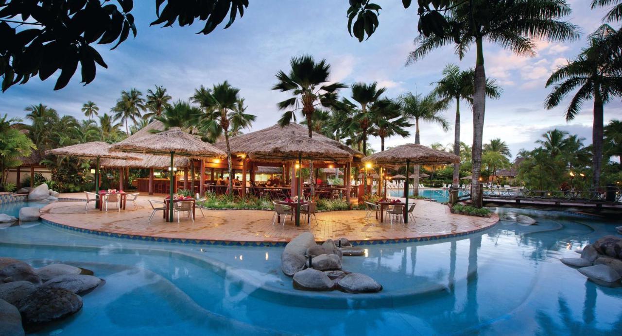 Outrigger Fiji Beach Resort Korotogo Exteriér fotografie The pool at the Sheraton Resort