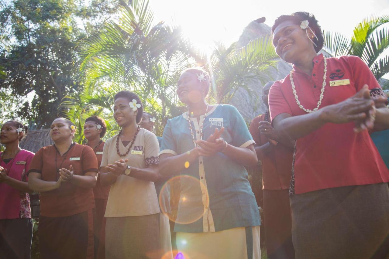 Outrigger Fiji Beach Resort Korotogo Exteriér fotografie A group of people dancing in the Solomon Islands