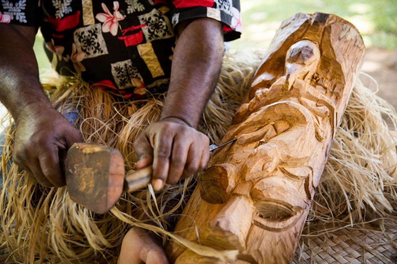 Outrigger Fiji Beach Resort Korotogo Exteriér fotografie A man carving a mask in the Solomon Islands