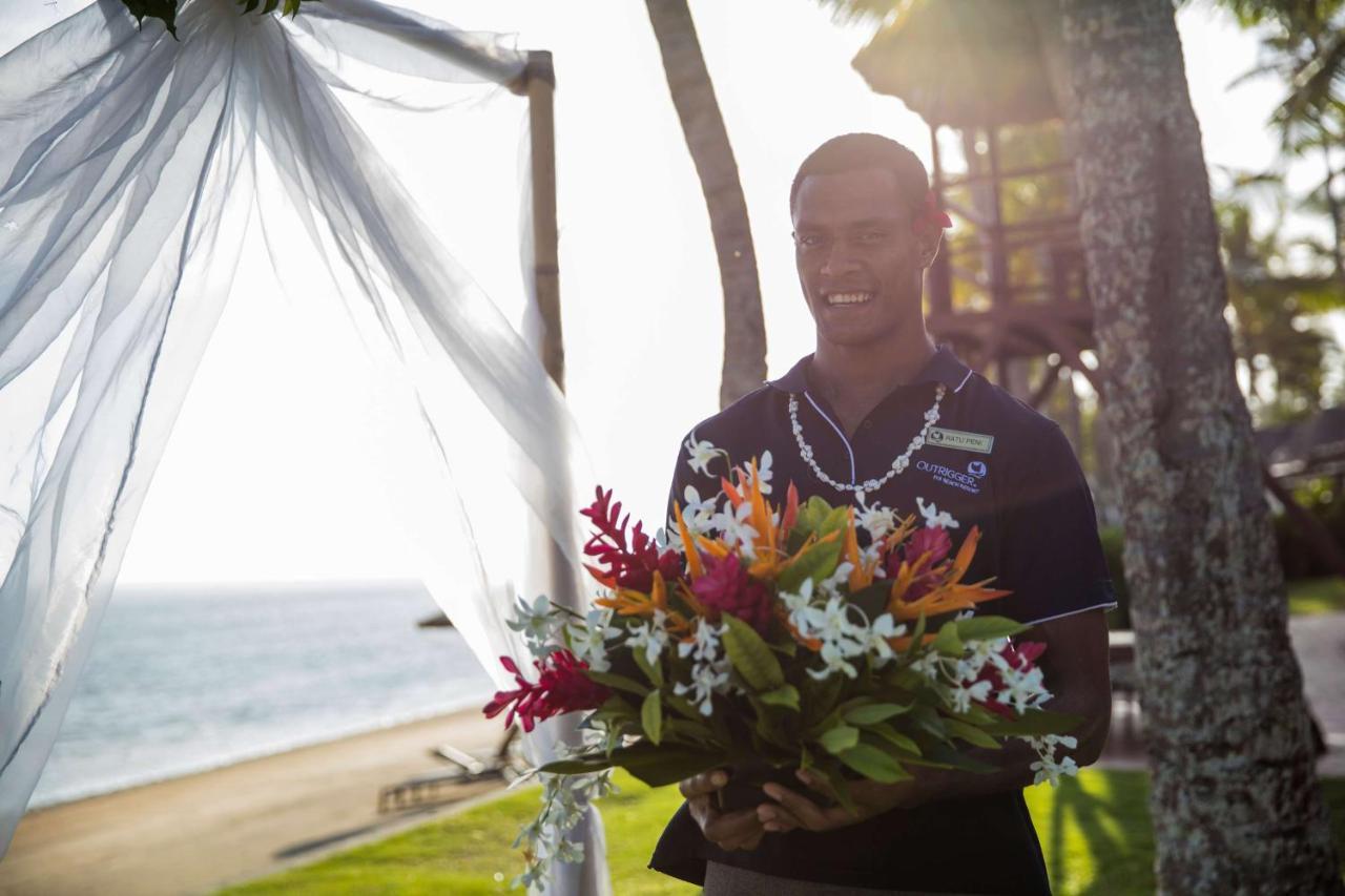 Outrigger Fiji Beach Resort Korotogo Exteriér fotografie A staff member at the Four Seasons Resort Maldives at the Landaa Giraavaru