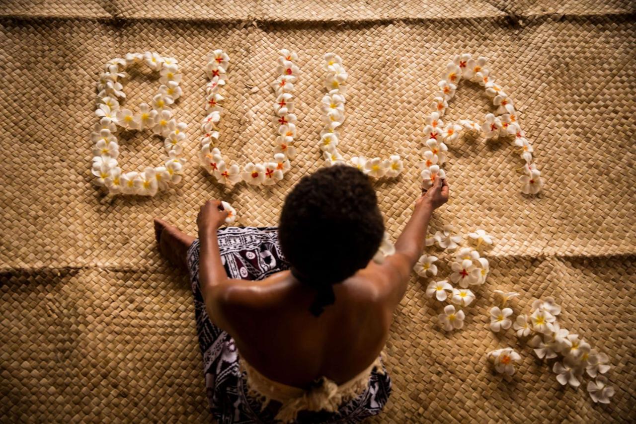 Outrigger Fiji Beach Resort Korotogo Exteriér fotografie A Samoan woman weaving a tapa