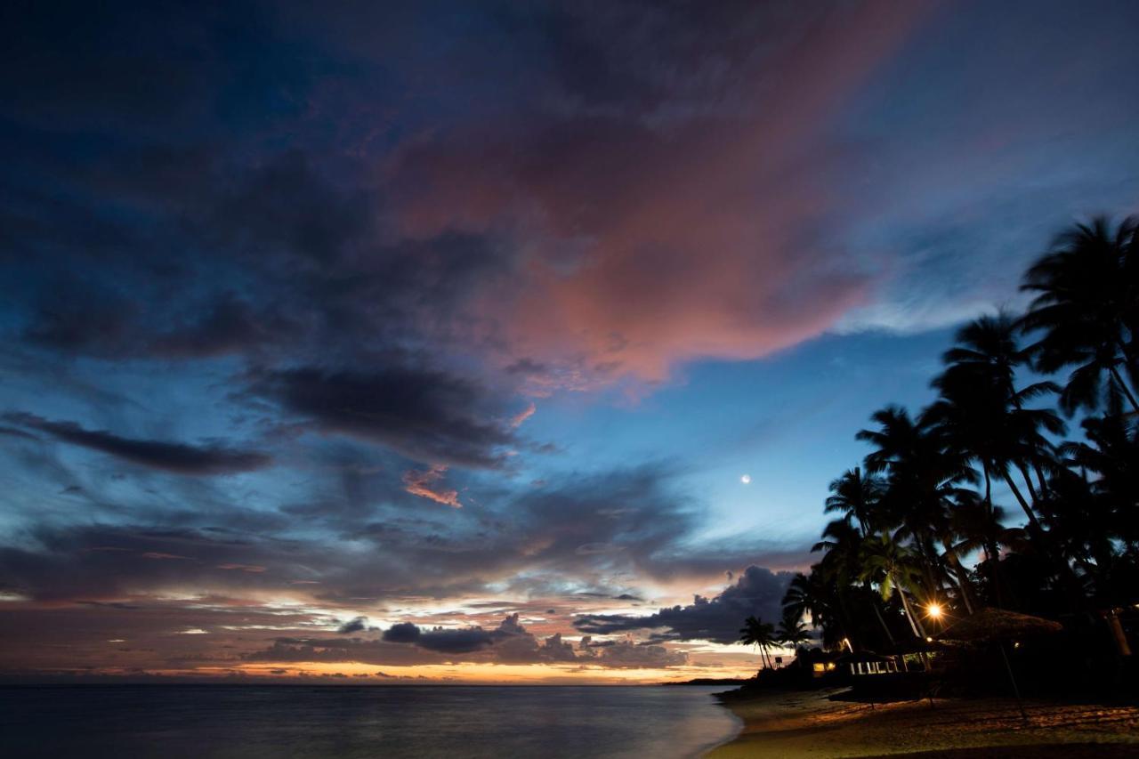 Outrigger Fiji Beach Resort Korotogo Exteriér fotografie Sunset at the beach