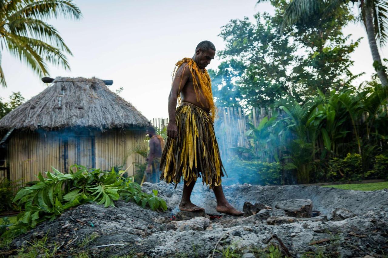 Outrigger Fiji Beach Resort Korotogo Exteriér fotografie A man from the village of Malu'a Satu, on the island of American Samoa