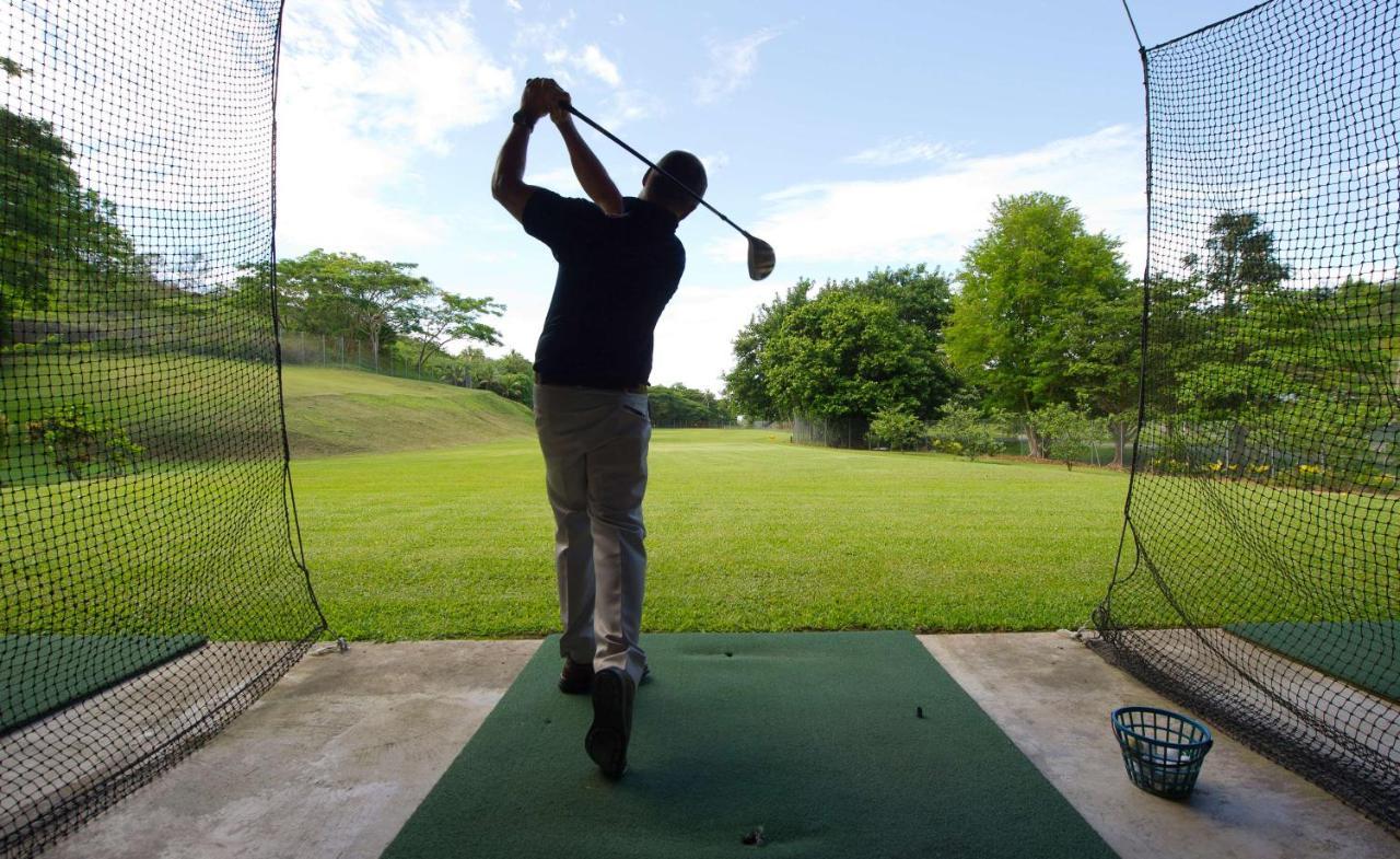 Outrigger Fiji Beach Resort Korotogo Exteriér fotografie A golfer practicing at a driving range
