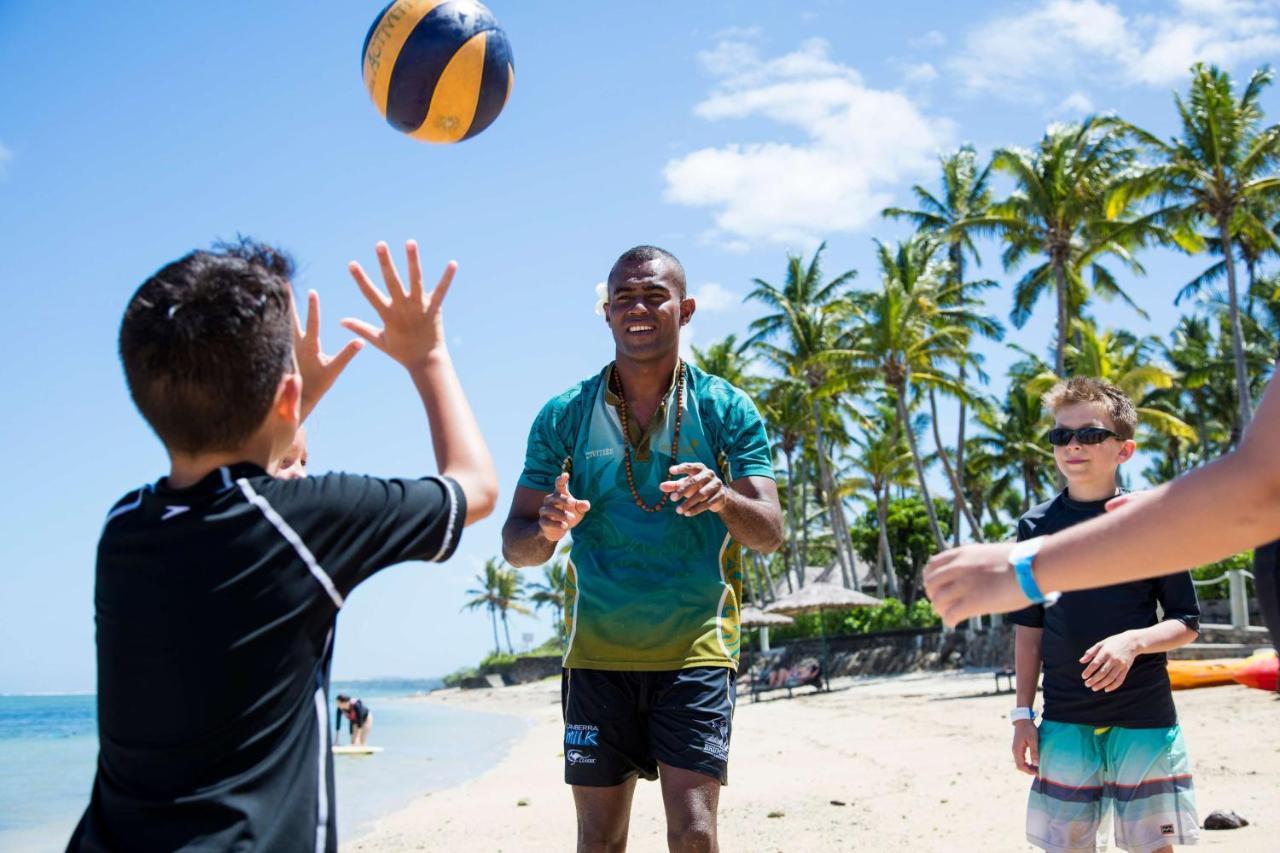 Outrigger Fiji Beach Resort Korotogo Exteriér fotografie Children playing beach volleyball