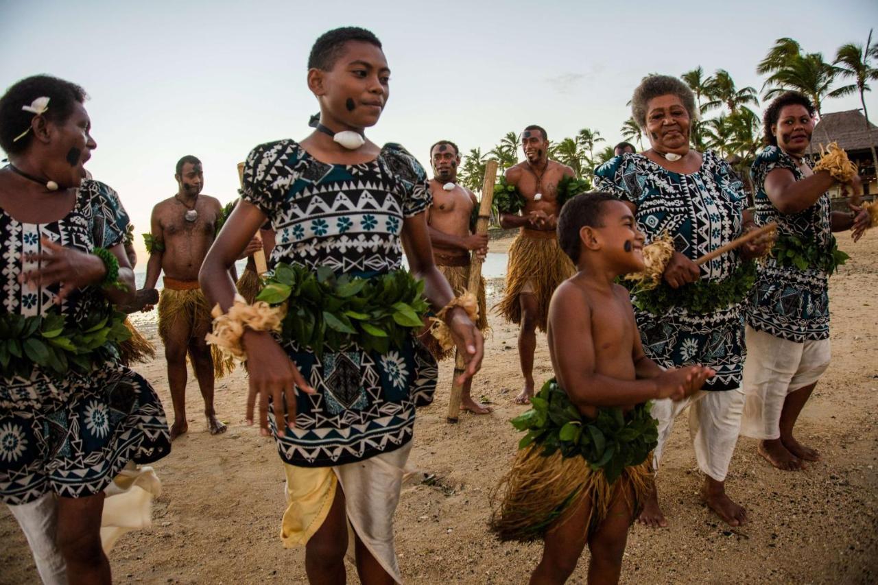 Outrigger Fiji Beach Resort Korotogo Exteriér fotografie Tuvaluan dancers