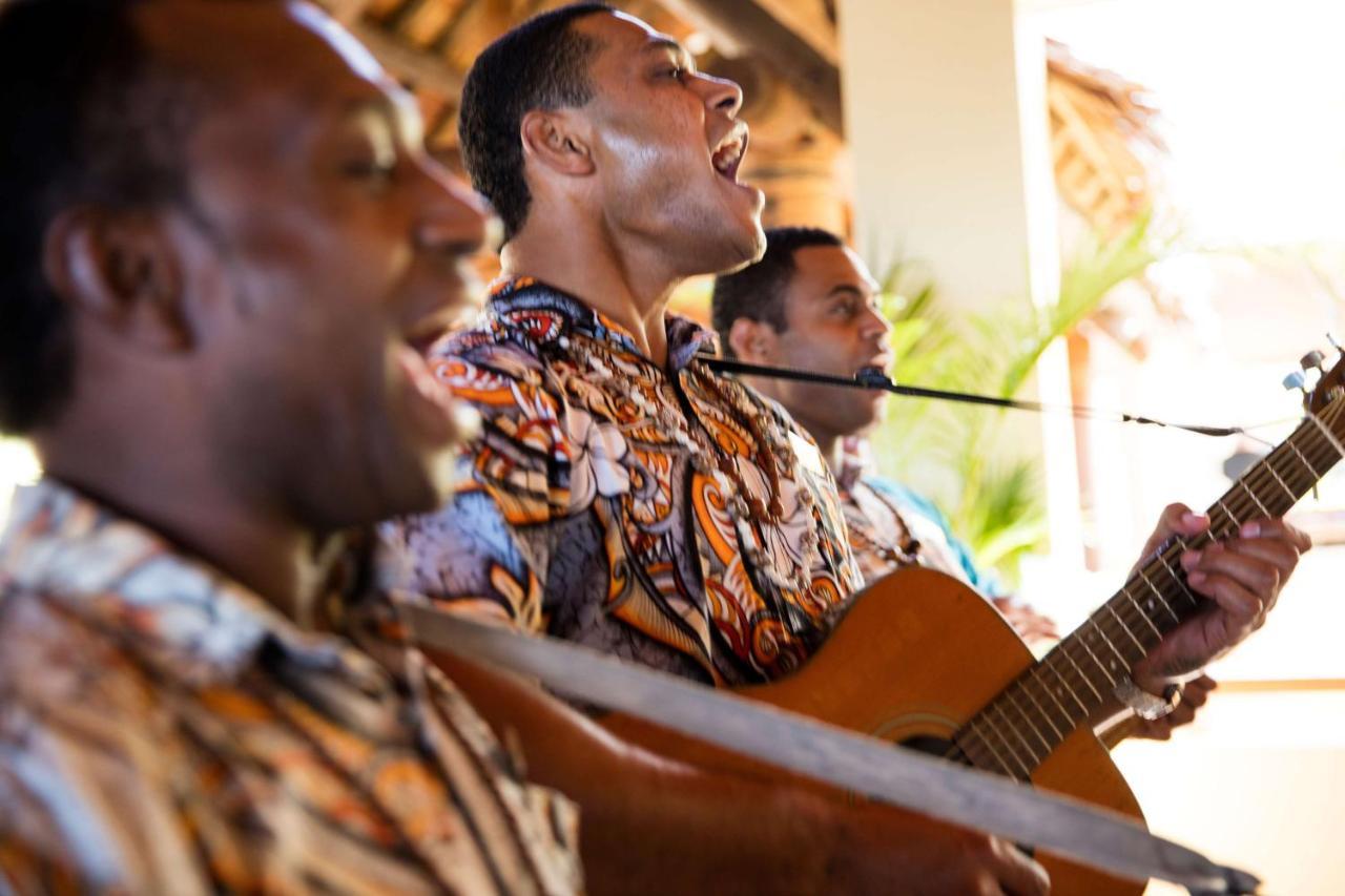 Outrigger Fiji Beach Resort Korotogo Exteriér fotografie Musicians at the 2011 conference
