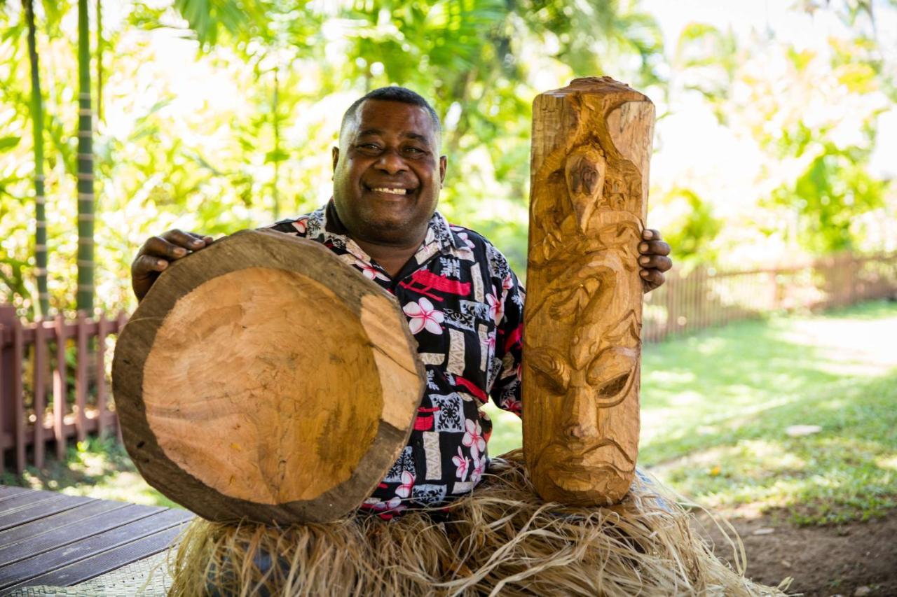 Outrigger Fiji Beach Resort Korotogo Exteriér fotografie A man from the Solomon Islands with a drum and a carved post