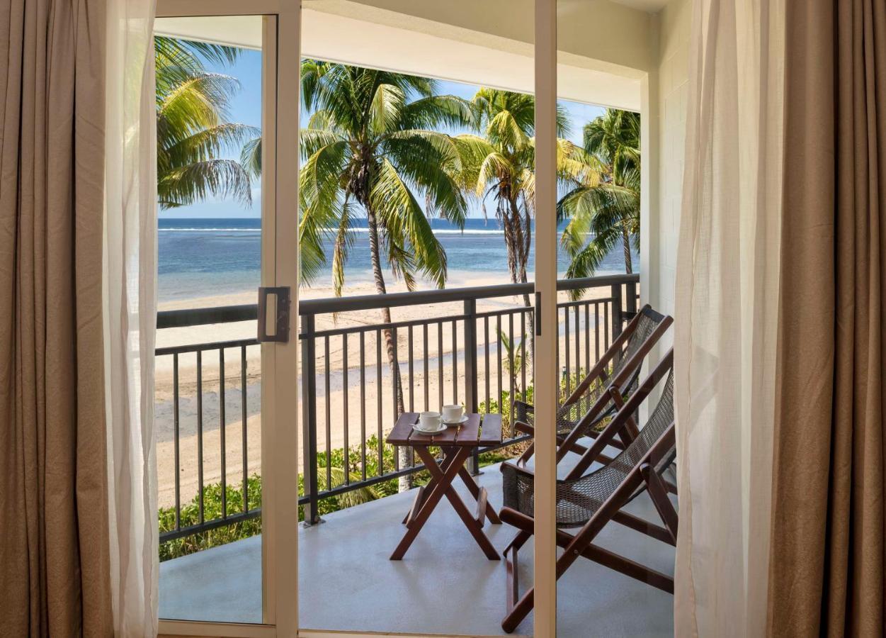 Outrigger Fiji Beach Resort Korotogo Exteriér fotografie A view of the beach from a room at the resort