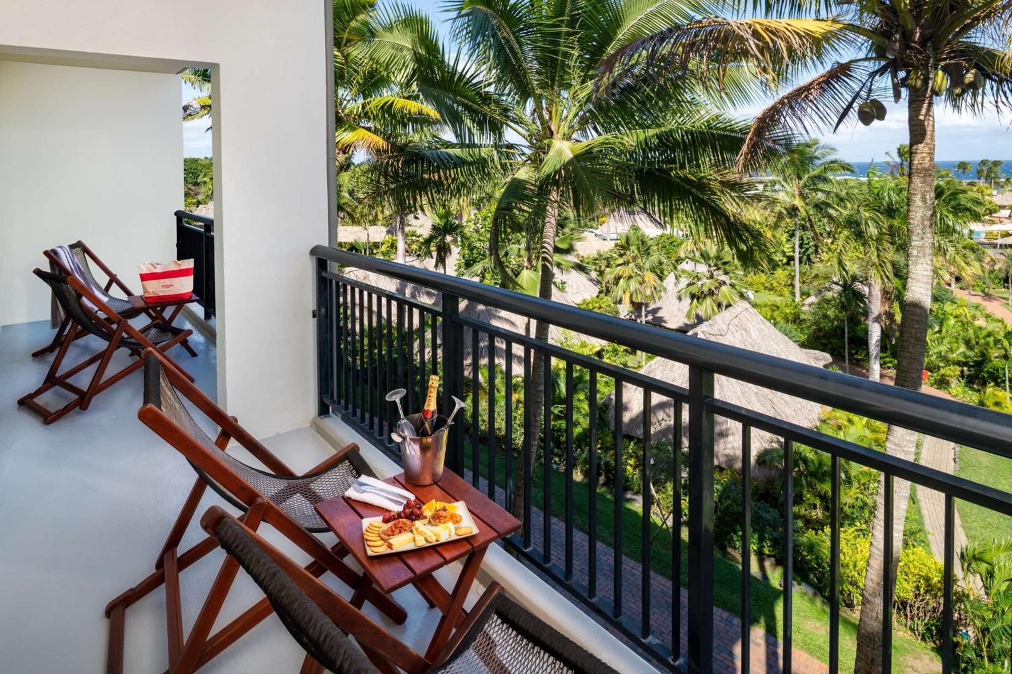 Outrigger Fiji Beach Resort Korotogo Exteriér fotografie A balcony