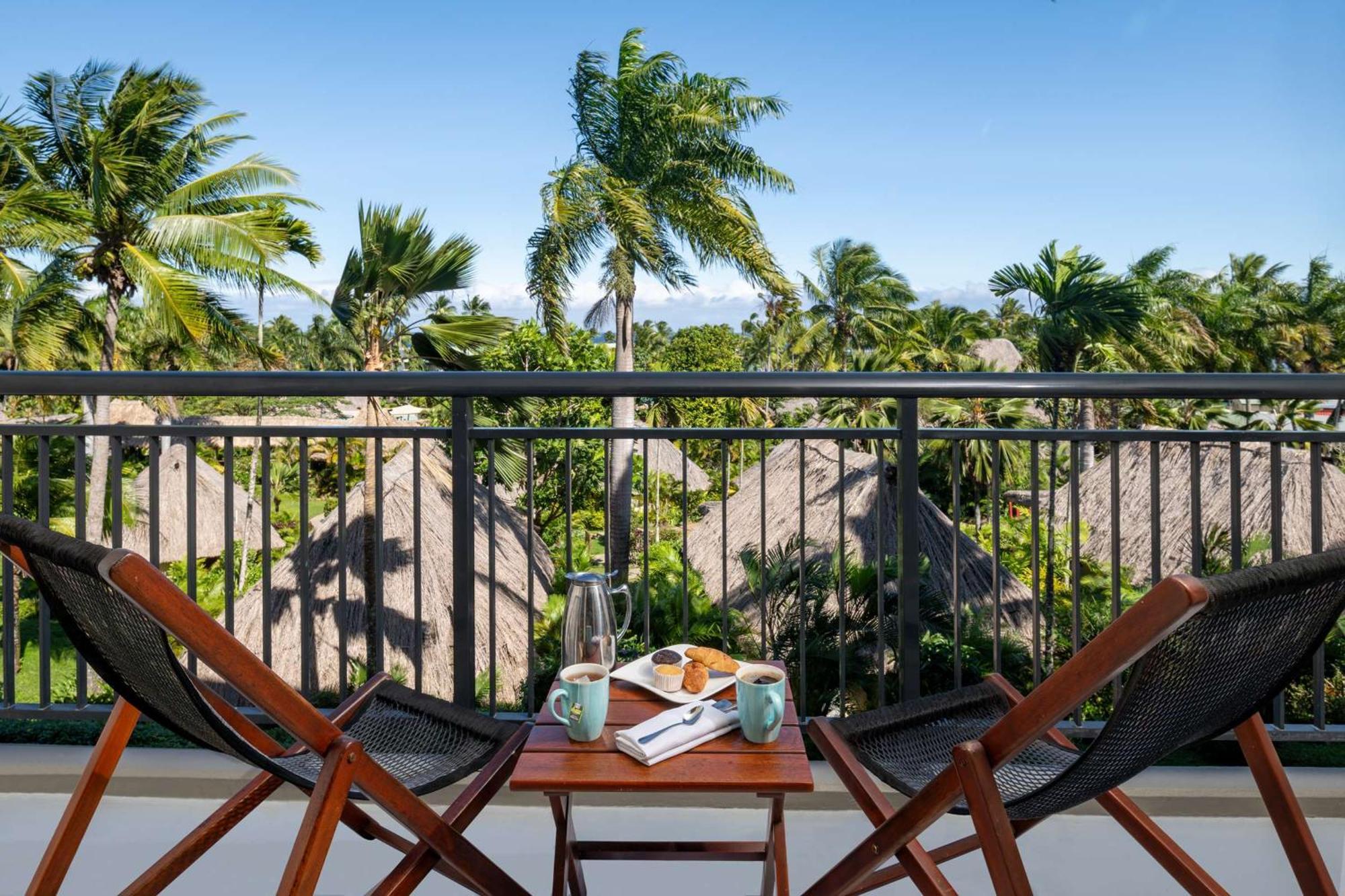Outrigger Fiji Beach Resort Korotogo Exteriér fotografie A balcony at the resort