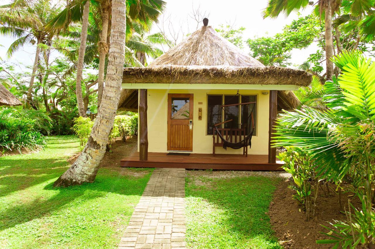 Outrigger Fiji Beach Resort Korotogo Exteriér fotografie A bungalow at the resort